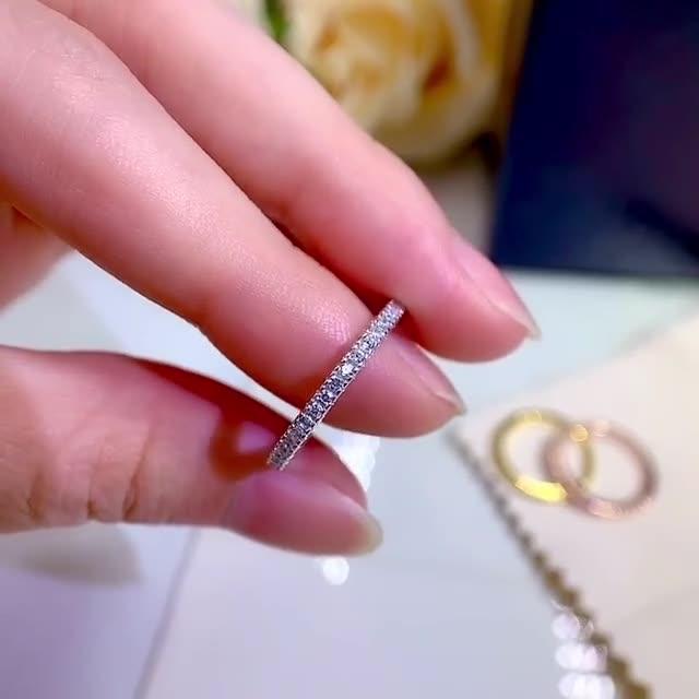 אלנה – טבעת אינסופית עם אבן מנצנצת.