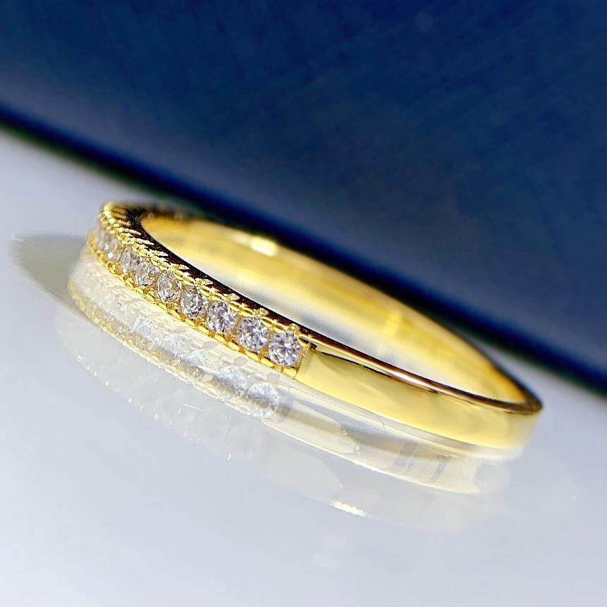 אלנה – טבעת אינסופית עם אבן מנצנצת.