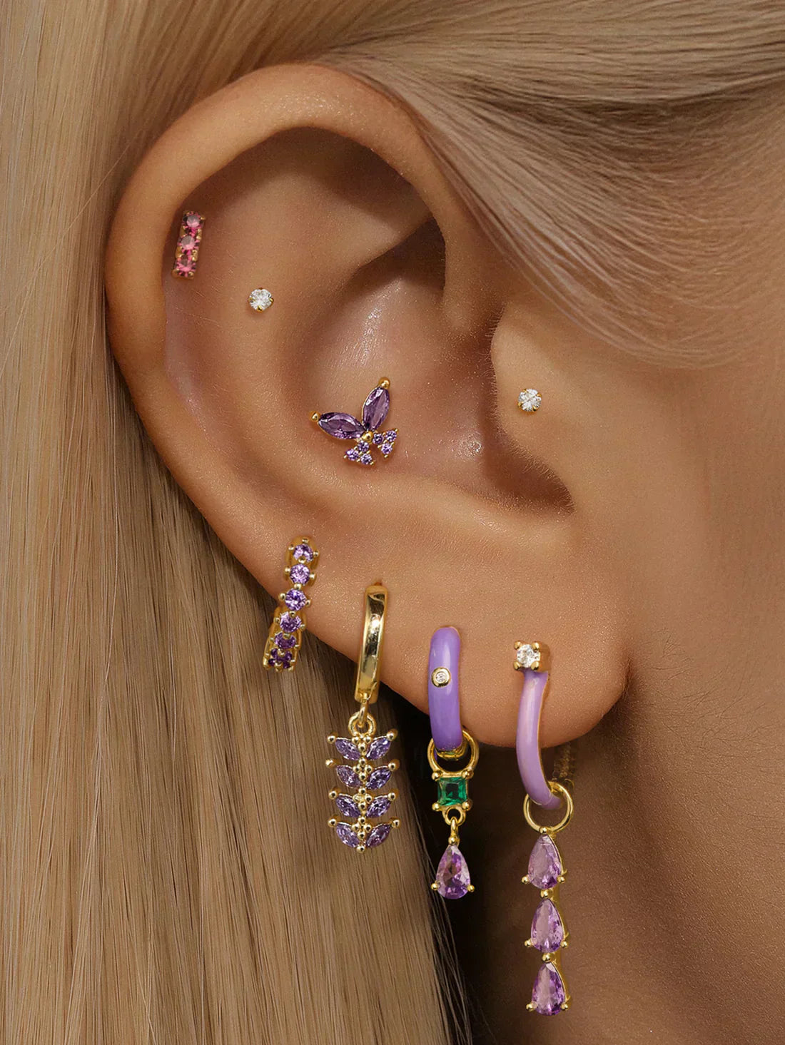 איזבלה – עגילי זהב עדינים בצורת גיאומטרית.