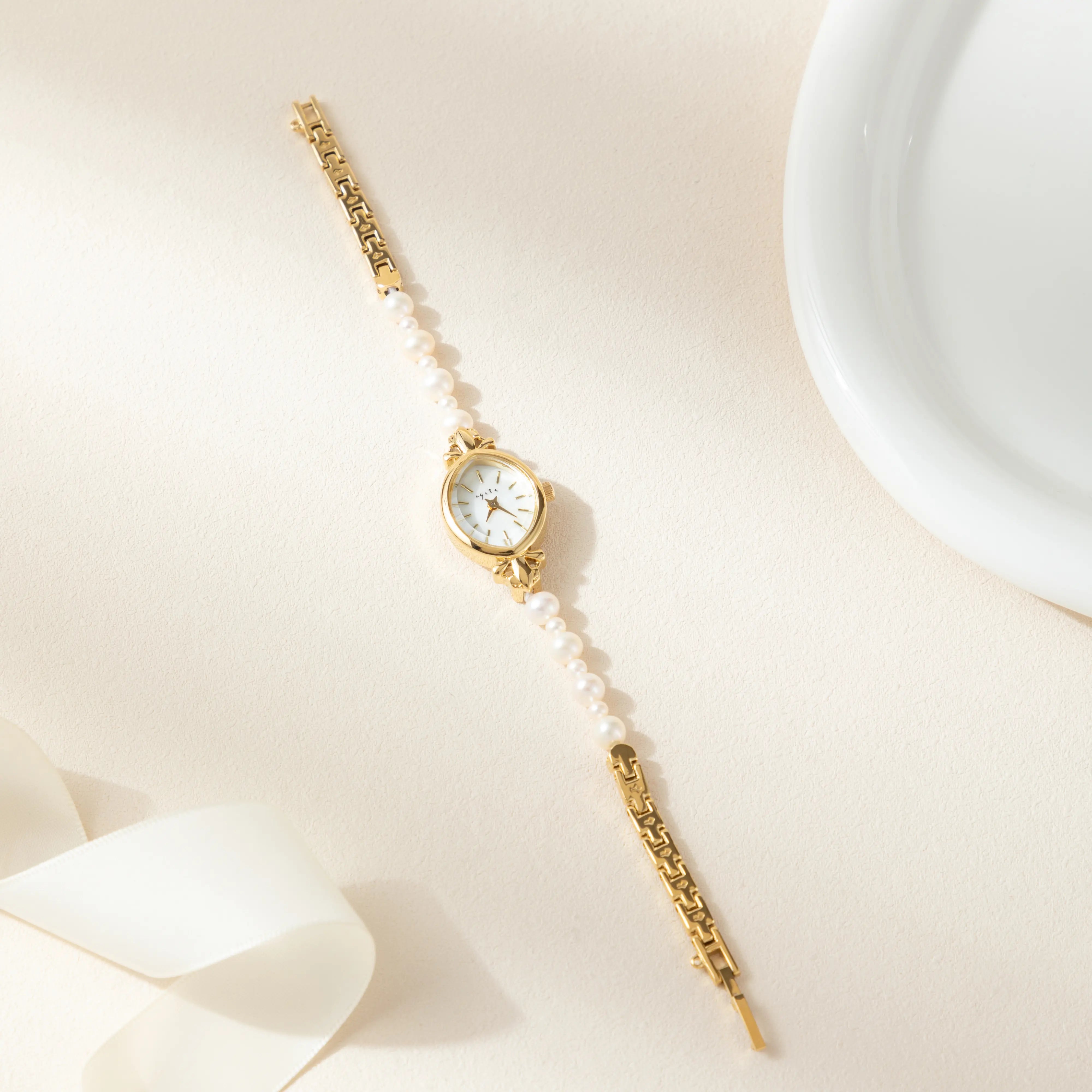 אורליה – שעון נשים עם שעון פנים בצורת טיפה.