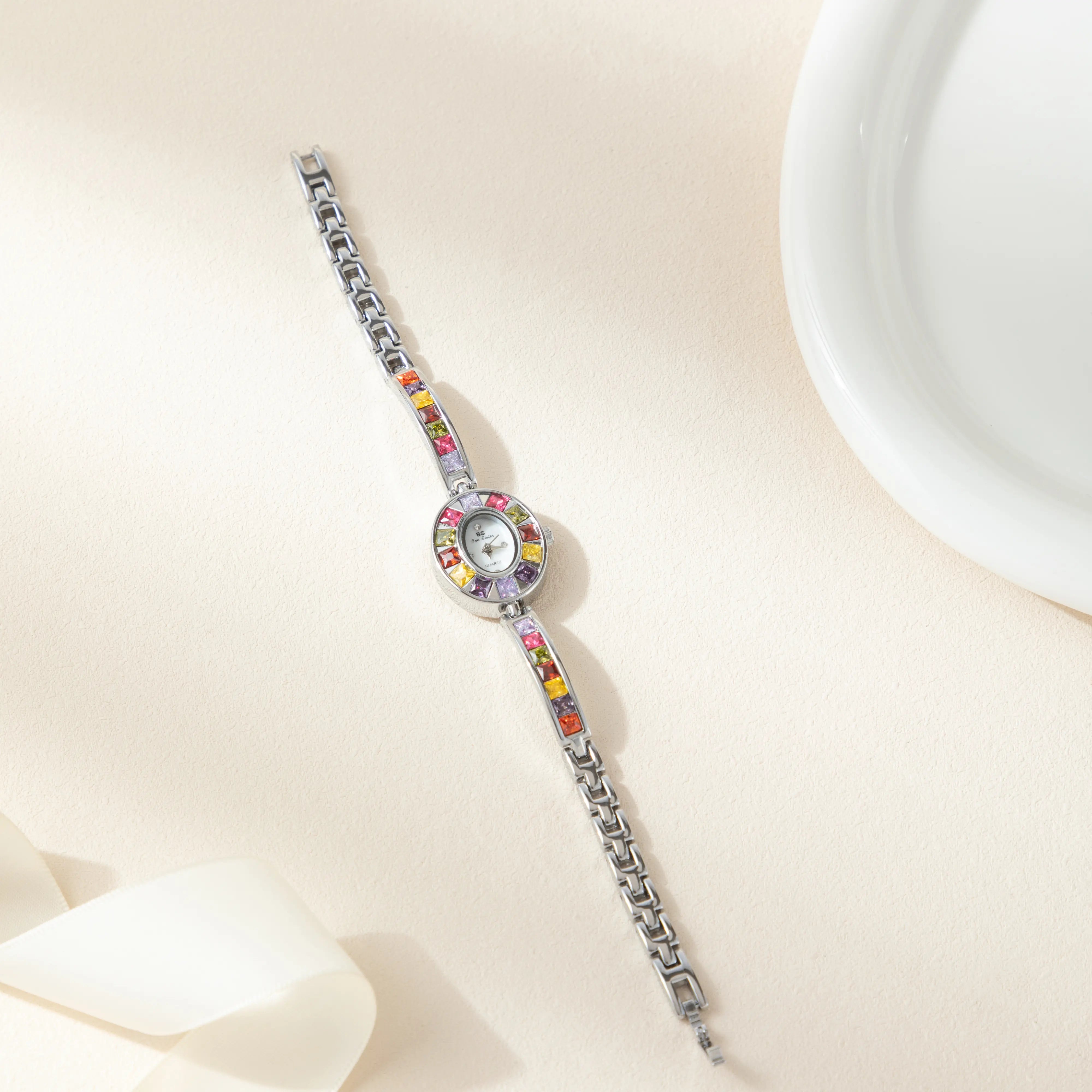 אמליה – שעון עם מסגרת זכוכית.