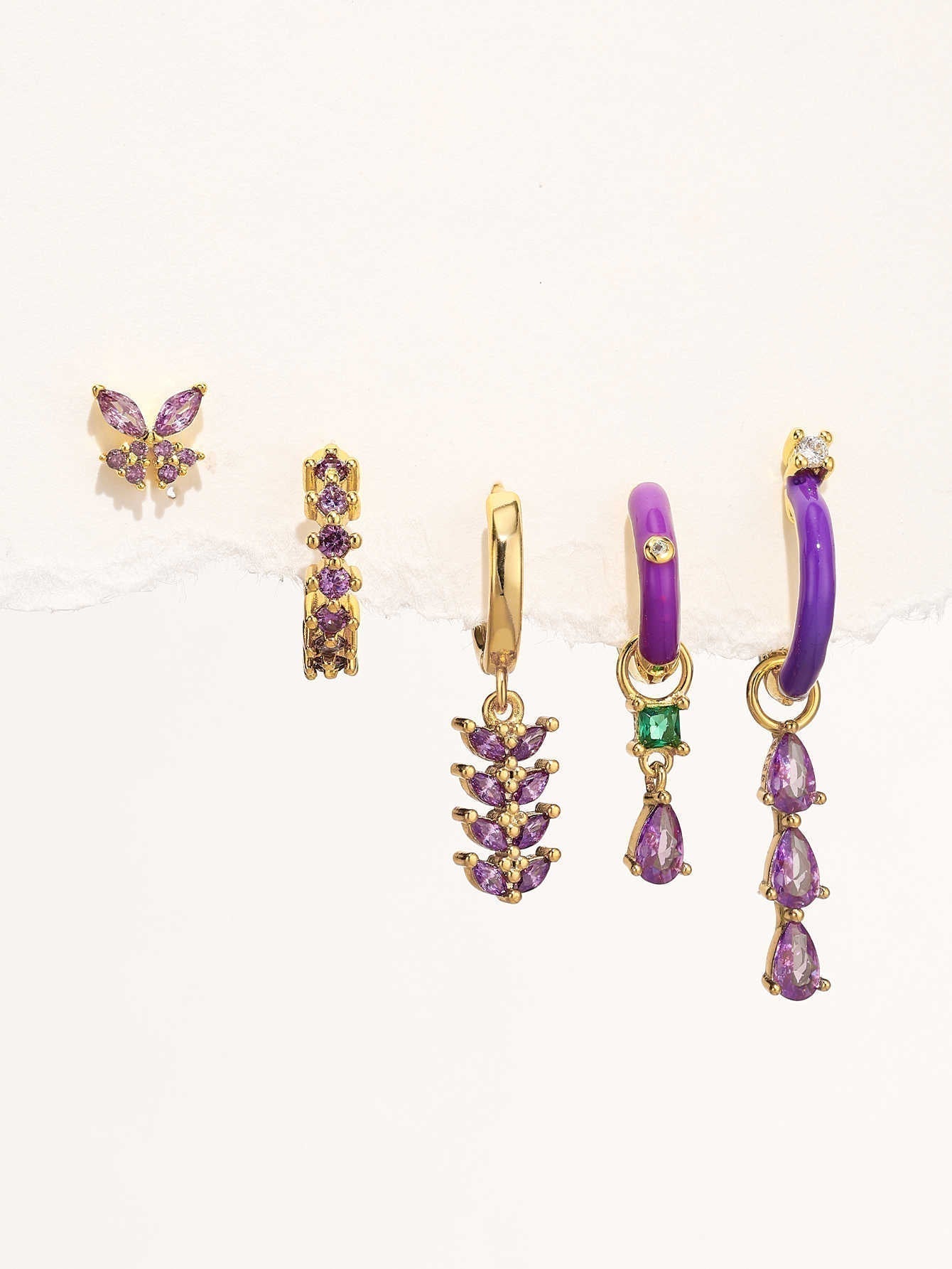 איזבלה – עגילי זהב עדינים בצורת גיאומטרית.