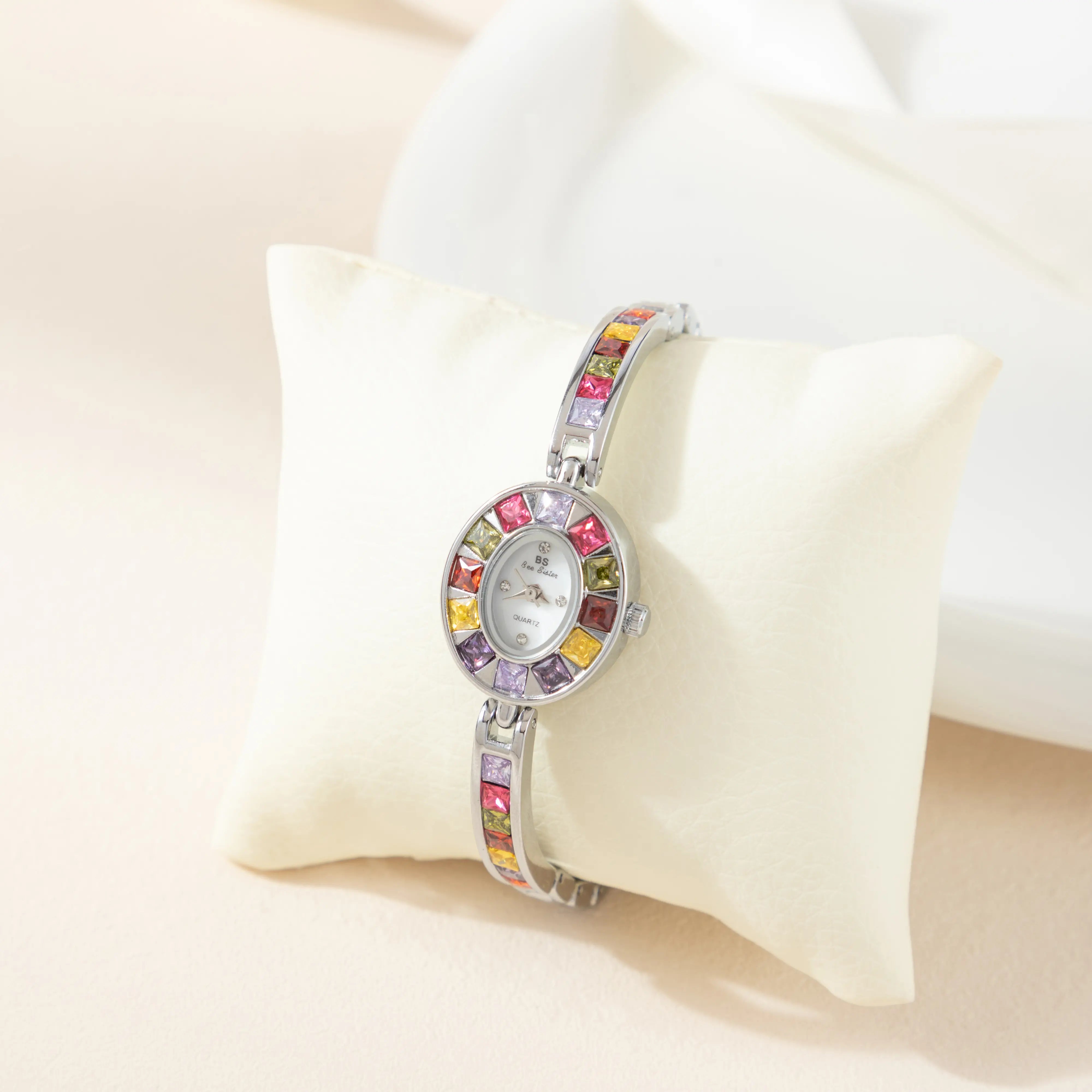 אמליה – שעון עם מסגרת זכוכית.