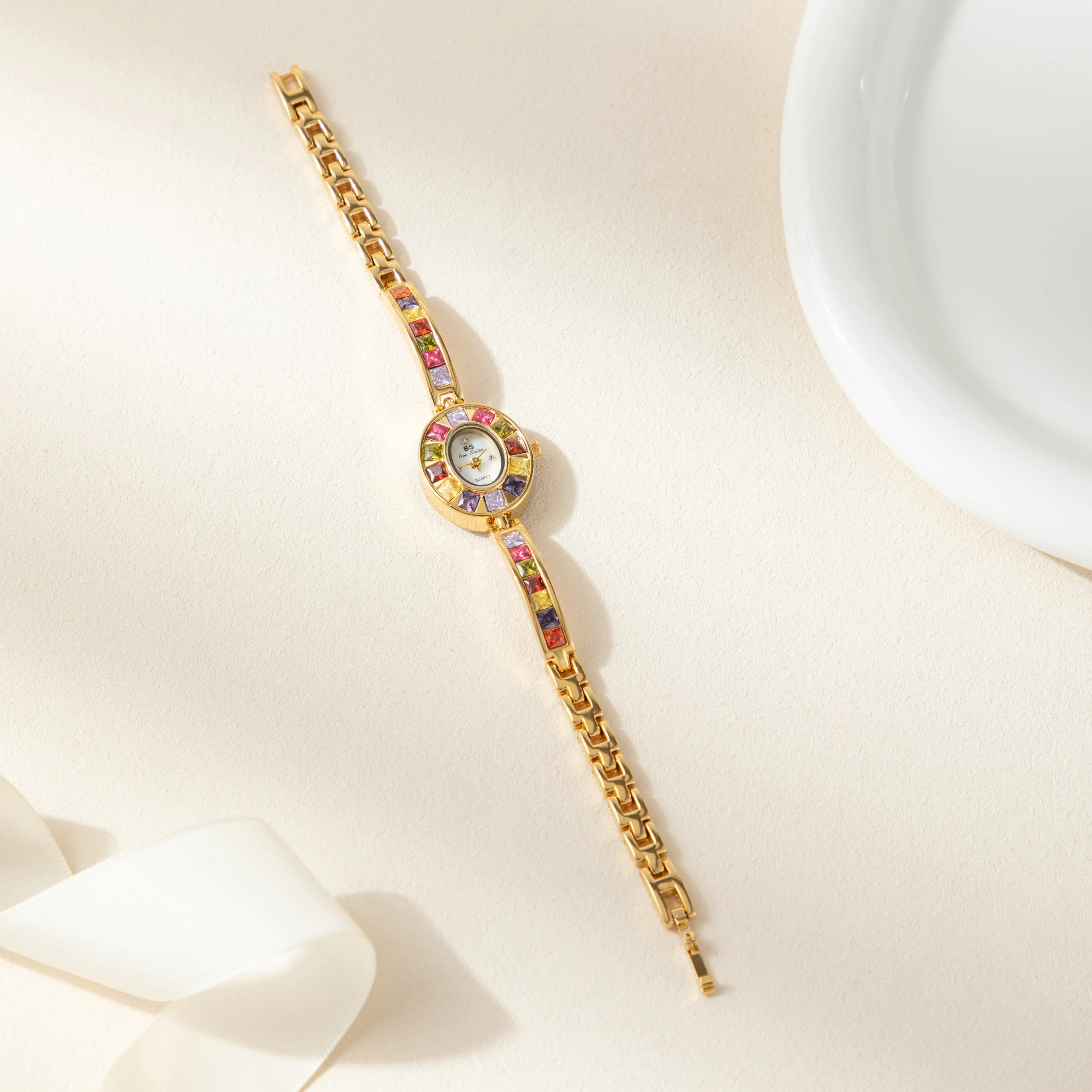 אמליה – שעון עם מסגרת זכוכית.