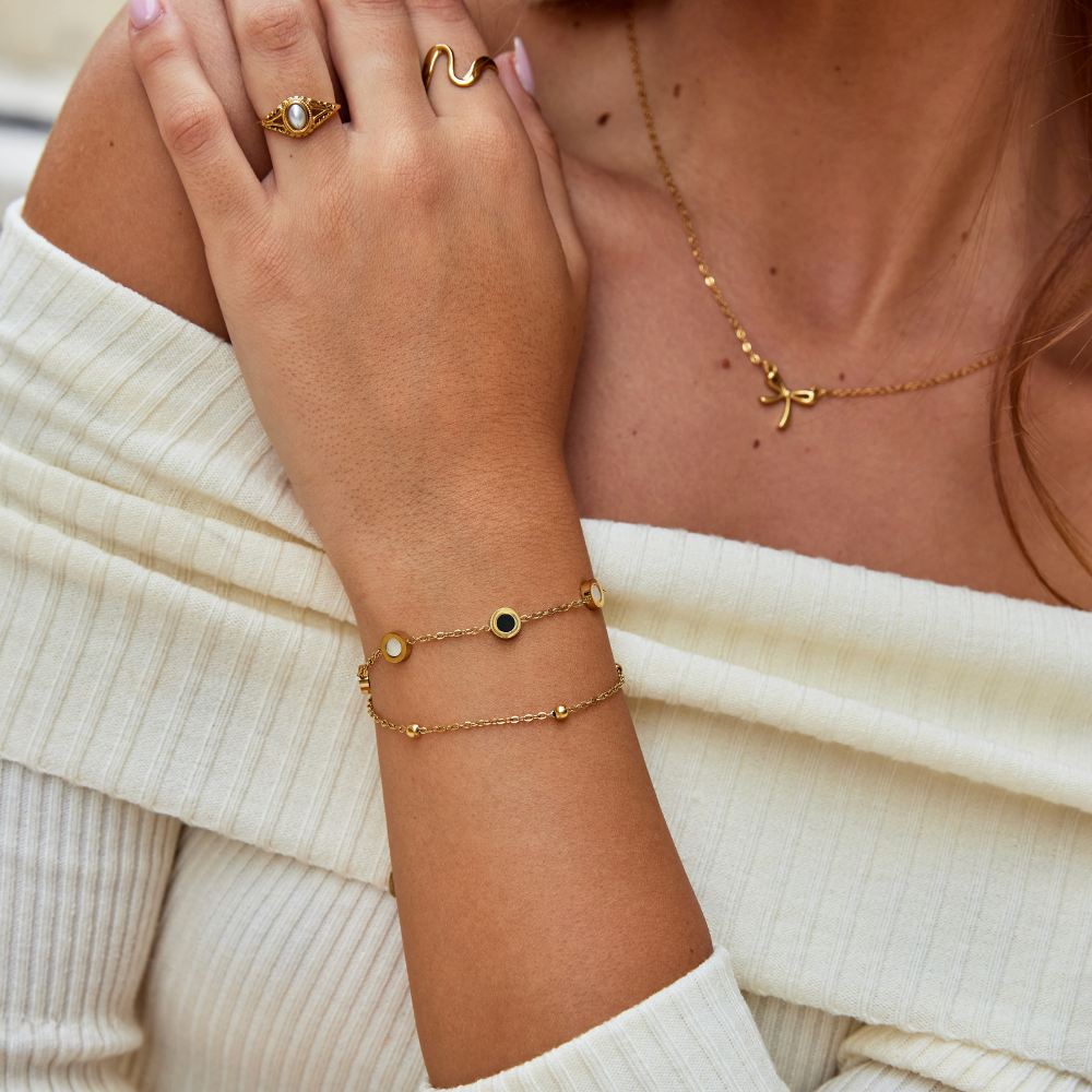 קרלה – צמיד זהב רך עם אלמנטים עגולים מנוגדים.