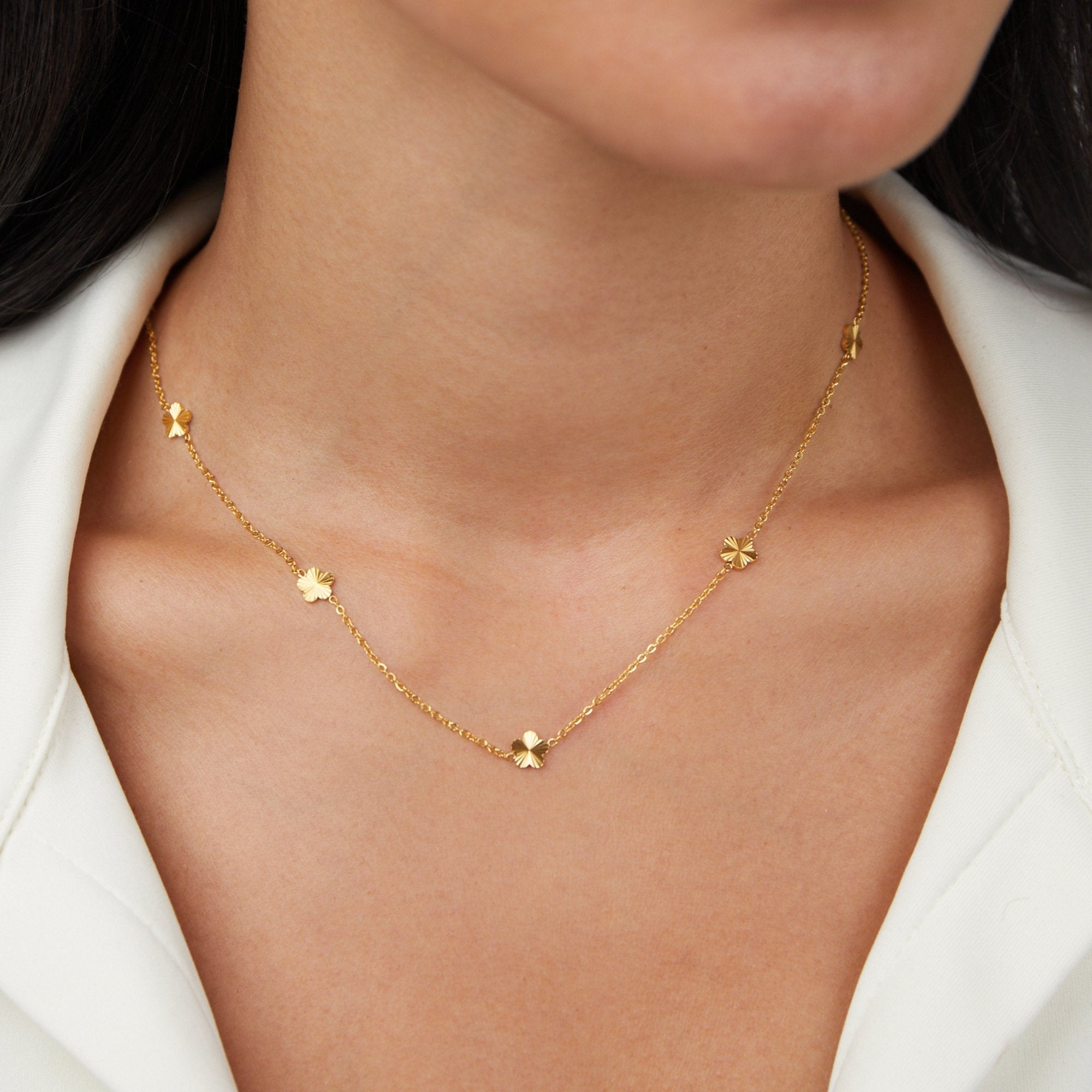 קטרין – שרשרת עם הדגשות צבע עדינות.