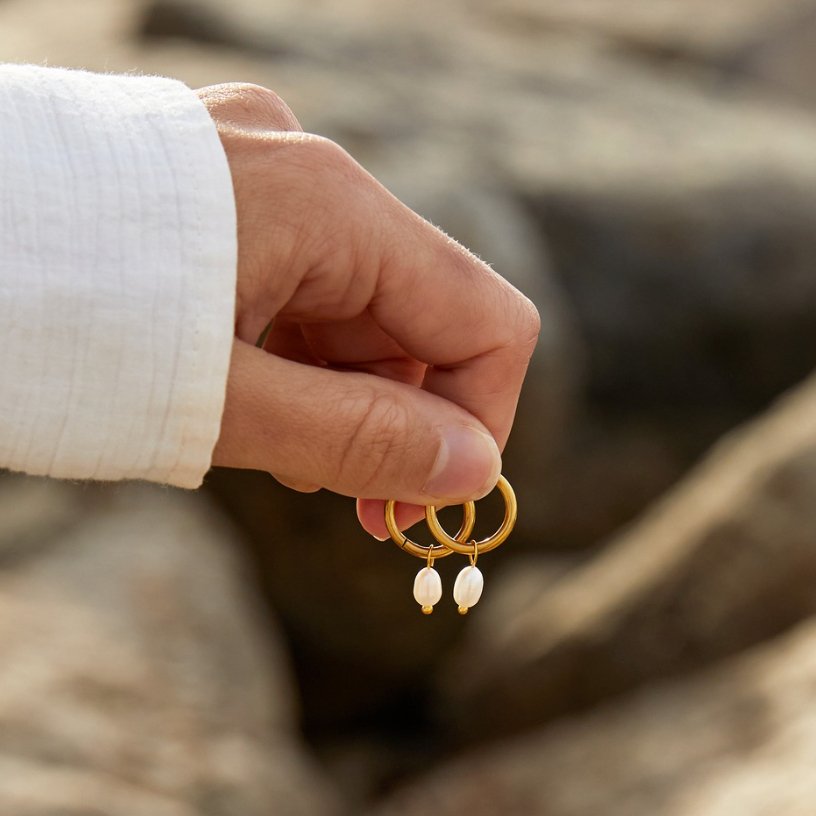 אליסה-מרי – עגילי זהב עם תליון פנינה.