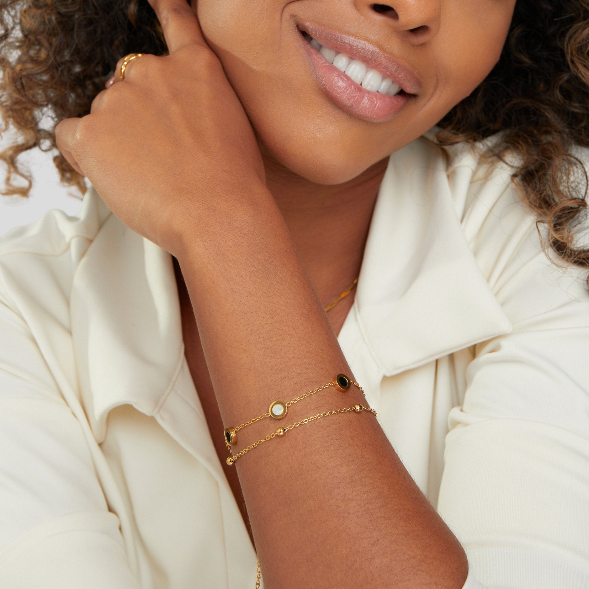 קרלה – צמיד זהב רך עם אלמנטים עגולים מנוגדים.