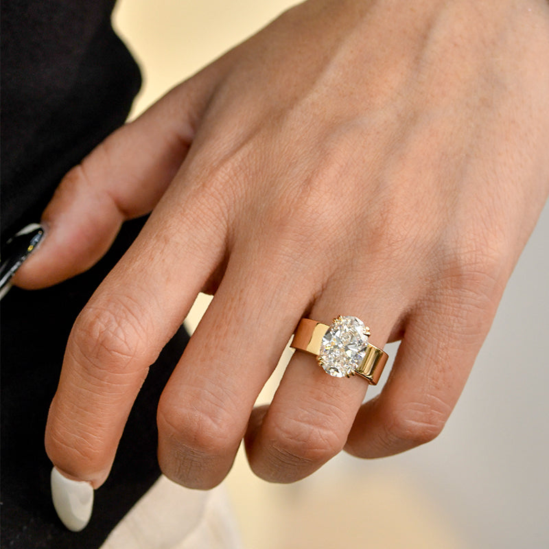 לארה – טבעת סוליטר עם אבן עגולה בגימור זהב.