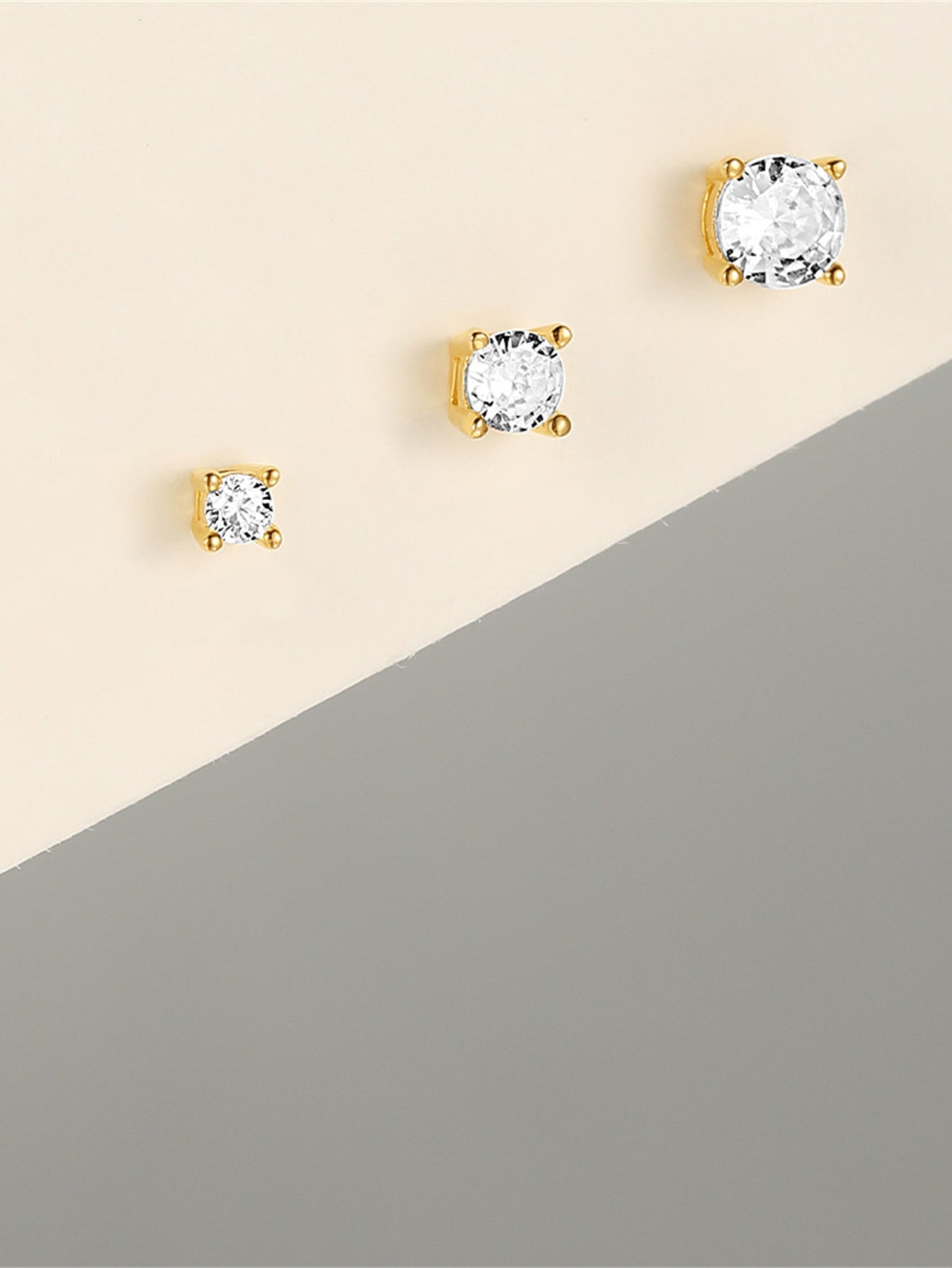 אוולינה – עגילי זהב דליקטיים עם קימור אלגנטי.