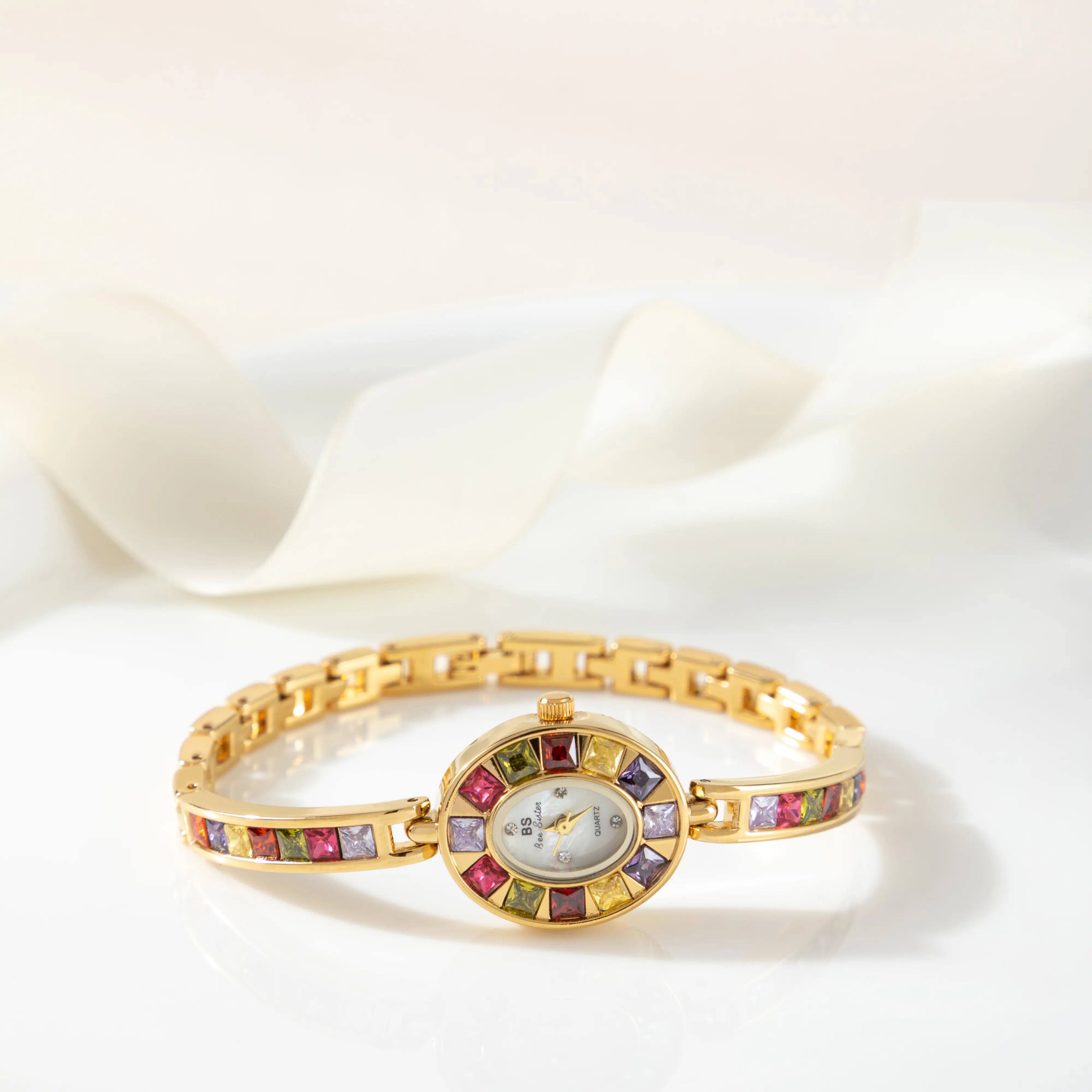 אמליה – שעון עם מסגרת זכוכית.