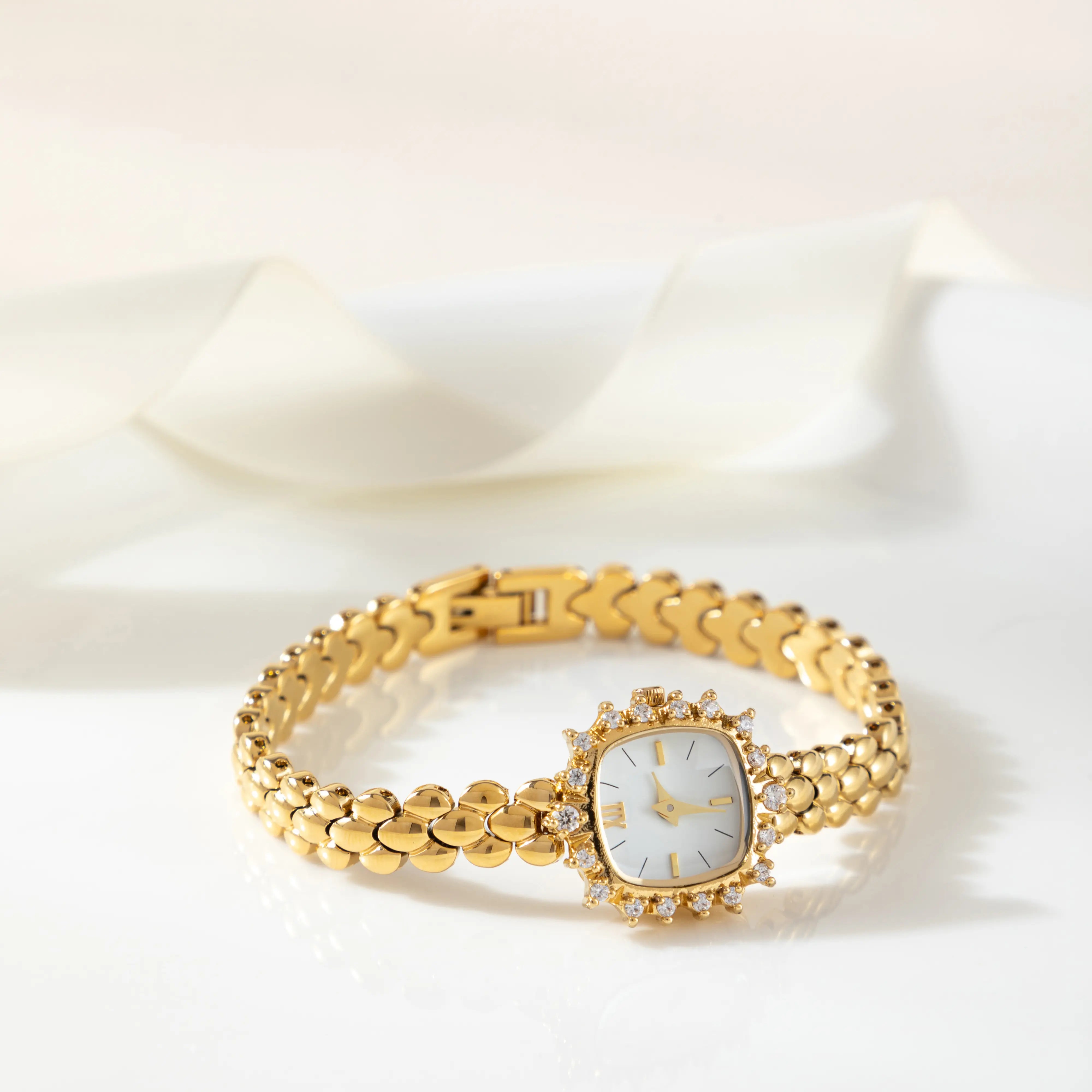 איזבלה – שעון עם צמיד מתכת עגול.