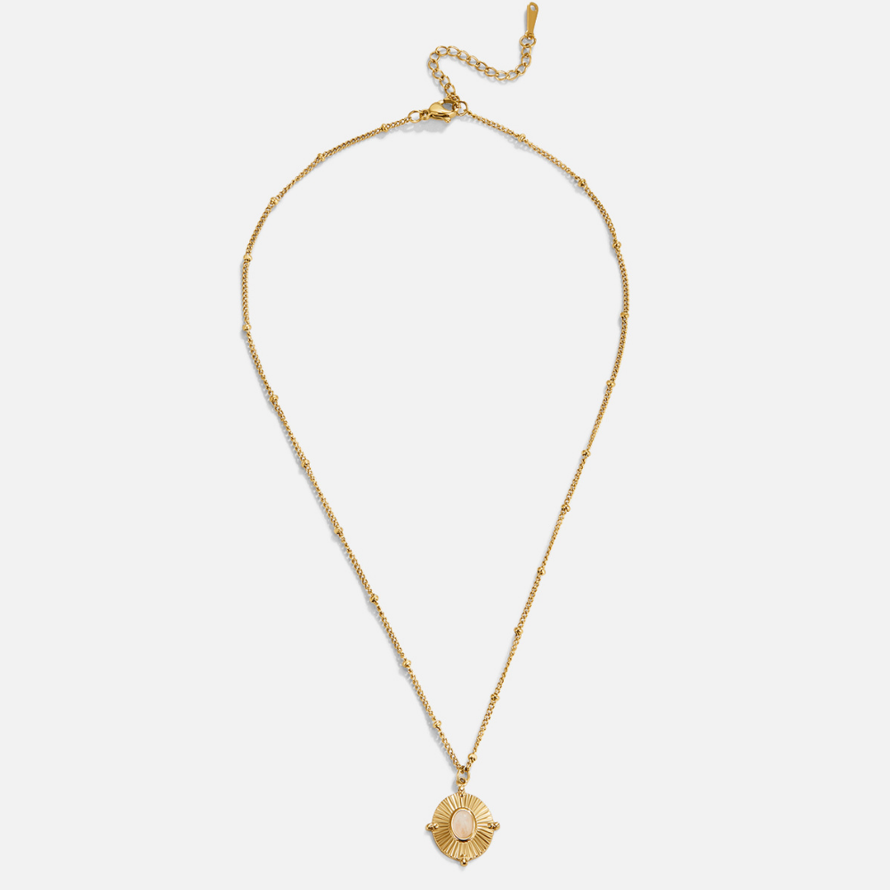 אניקה – שרשרת זהב דליקטית עם תליונית מרובעת.