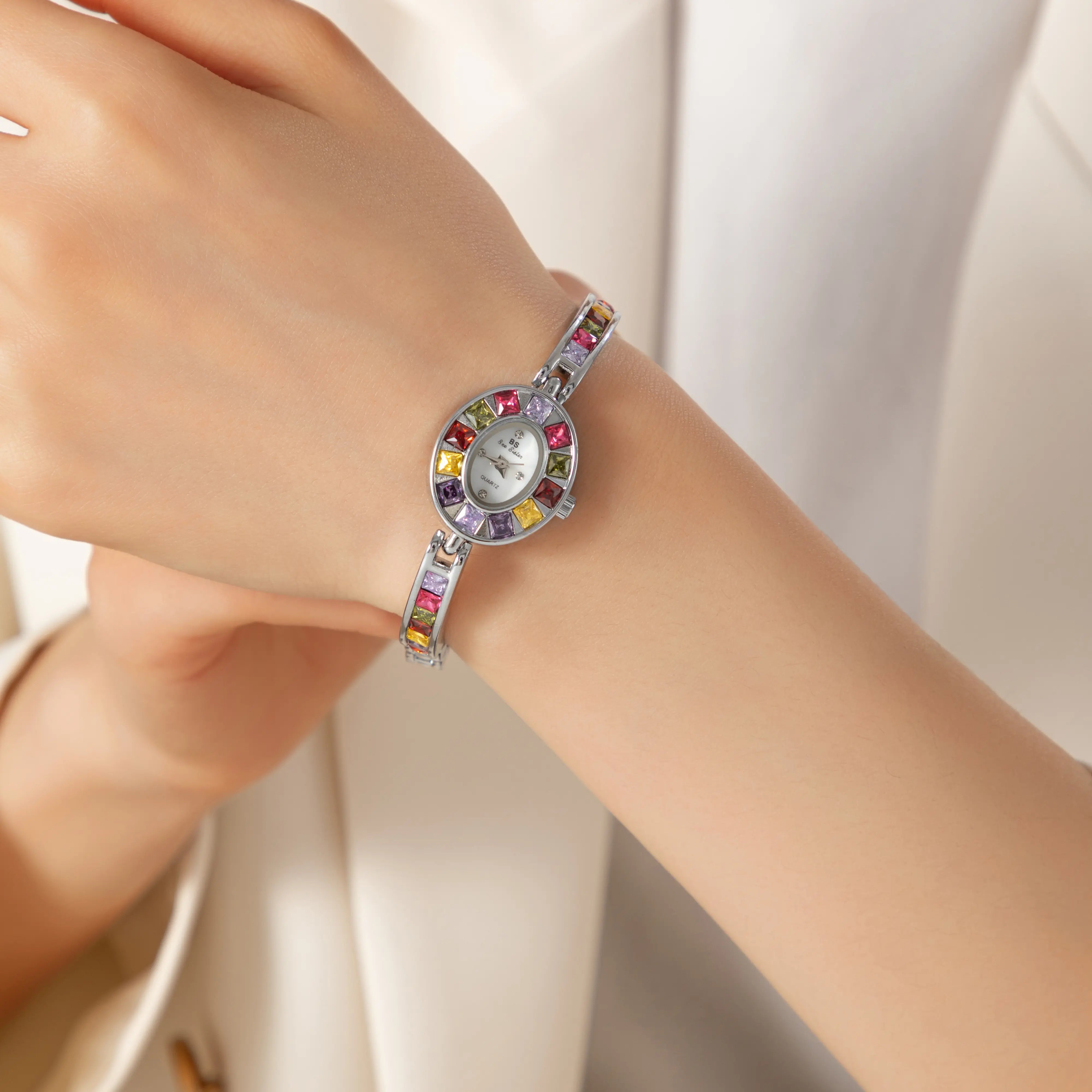 אמליה – שעון עם מסגרת זכוכית.