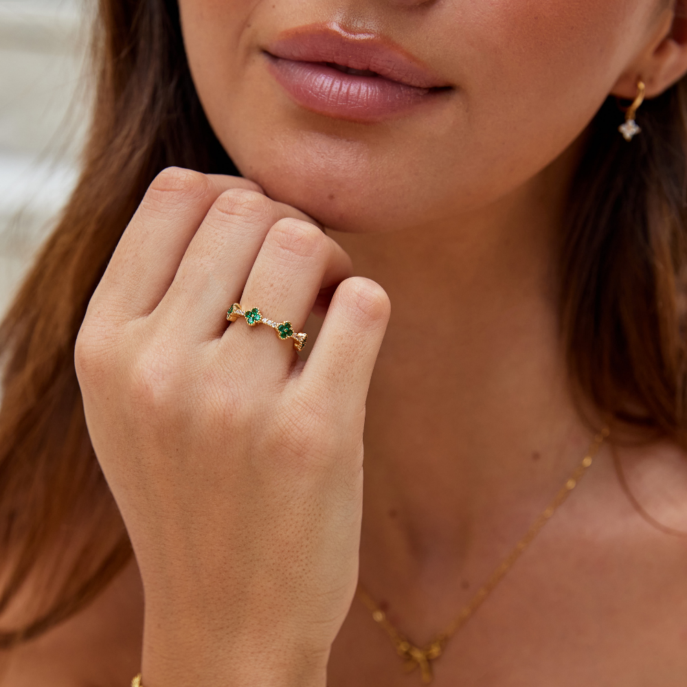 אניקה – טבעת זהב עם פרטי פרחים ואלמנט של אמטיסט.