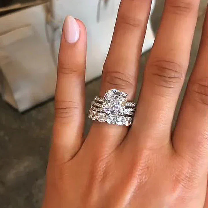 אייריס – טבעת יהלום עם אבן אליפטית.