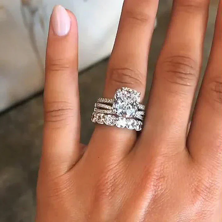 אייריס – טבעת יהלום עם אבן אליפטית.