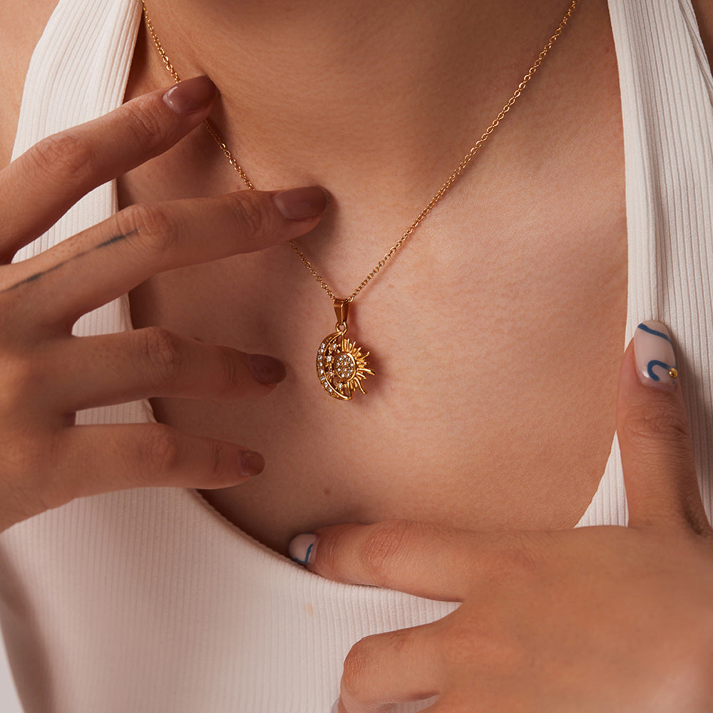 אליזבת – שרשרת זהב עם תליונים סמליים קטנים.