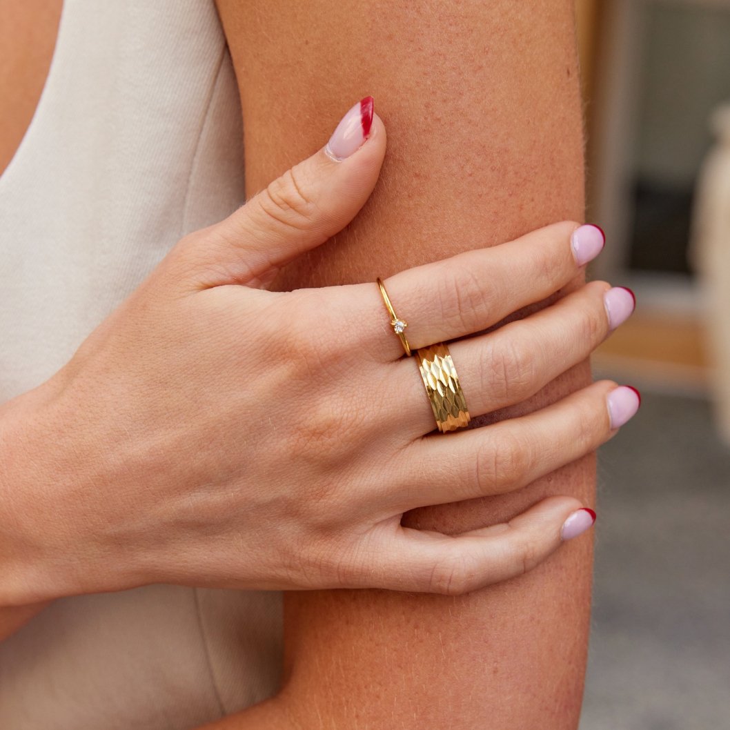 ליאוני – טבעת זהב פשוטה עם משטח חלק.