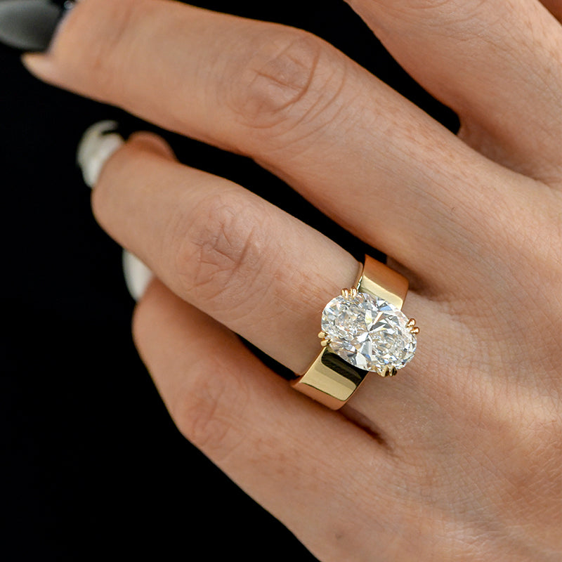 לארה – טבעת סוליטר עם אבן עגולה בגימור זהב.